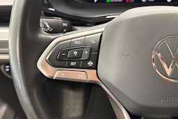 sininen Volkswagen Transporter 2024 kuva 16.