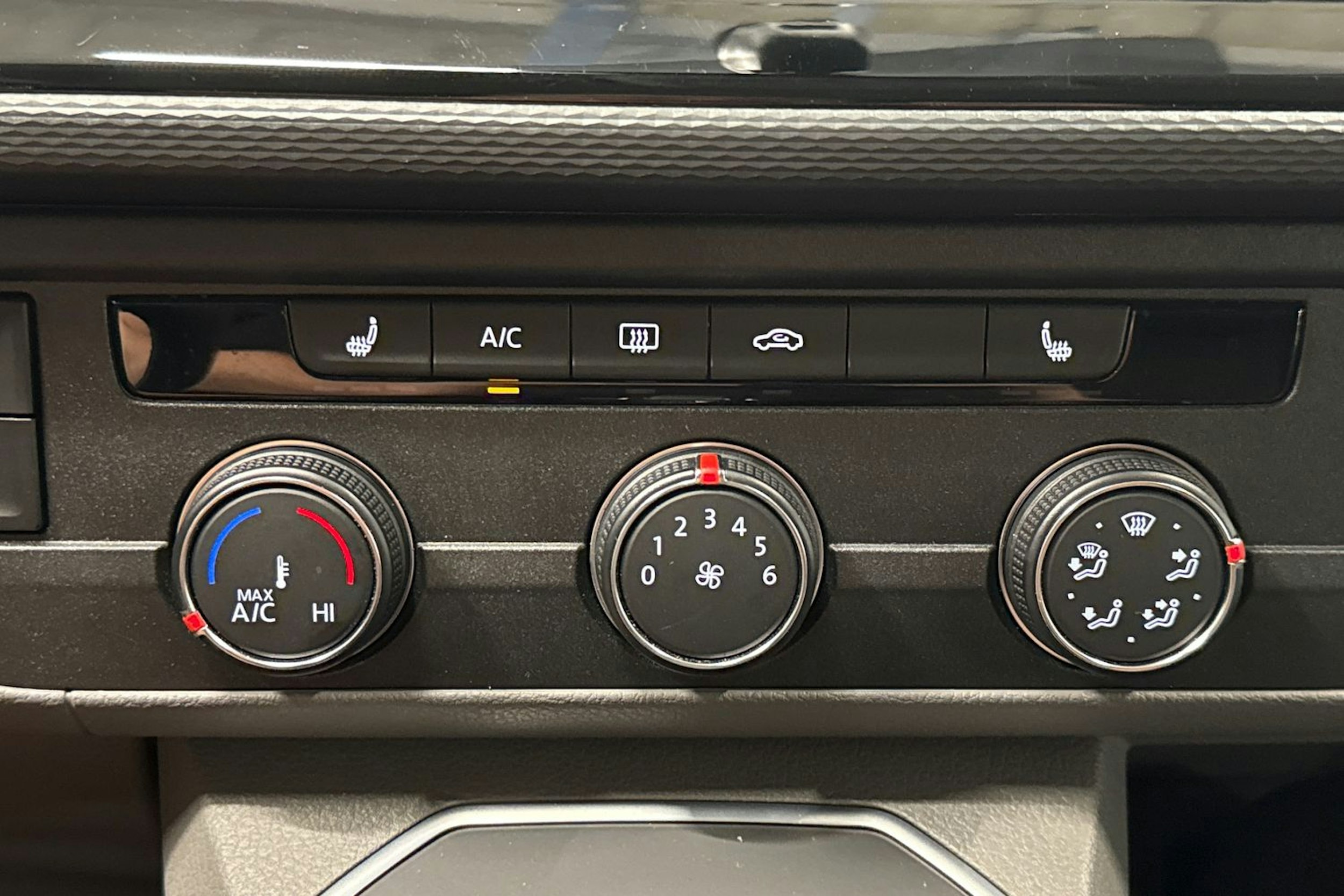 sininen Volkswagen Transporter 2024 kuva 23.