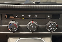 sininen Volkswagen Transporter 2024 kuva 23.