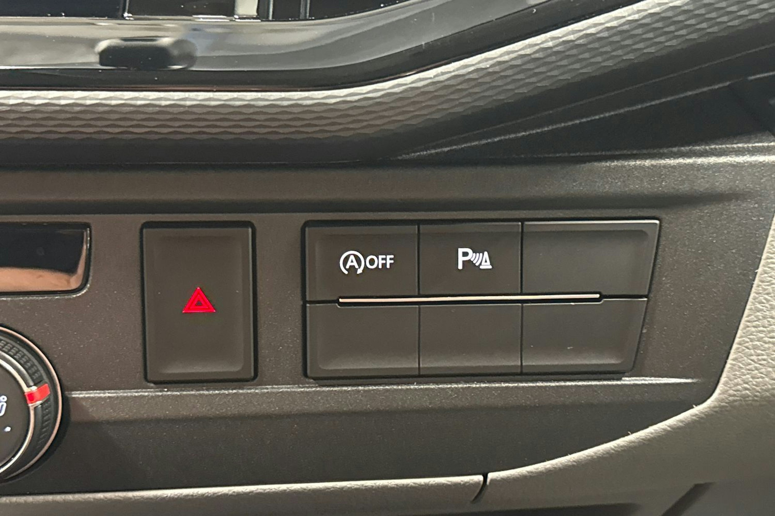 sininen Volkswagen Transporter 2024 kuva 24.