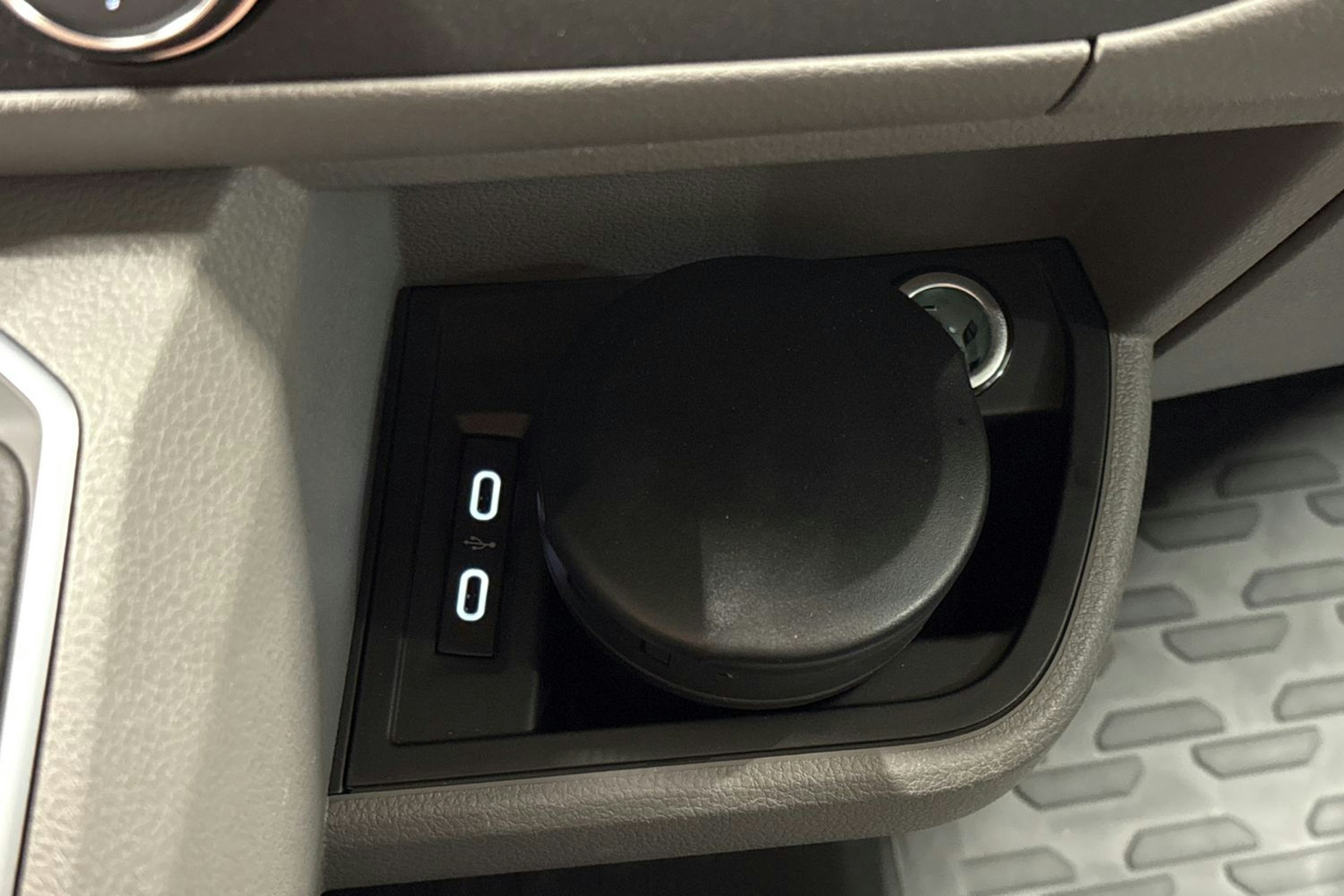 sininen Volkswagen Transporter 2024 kuva 25.