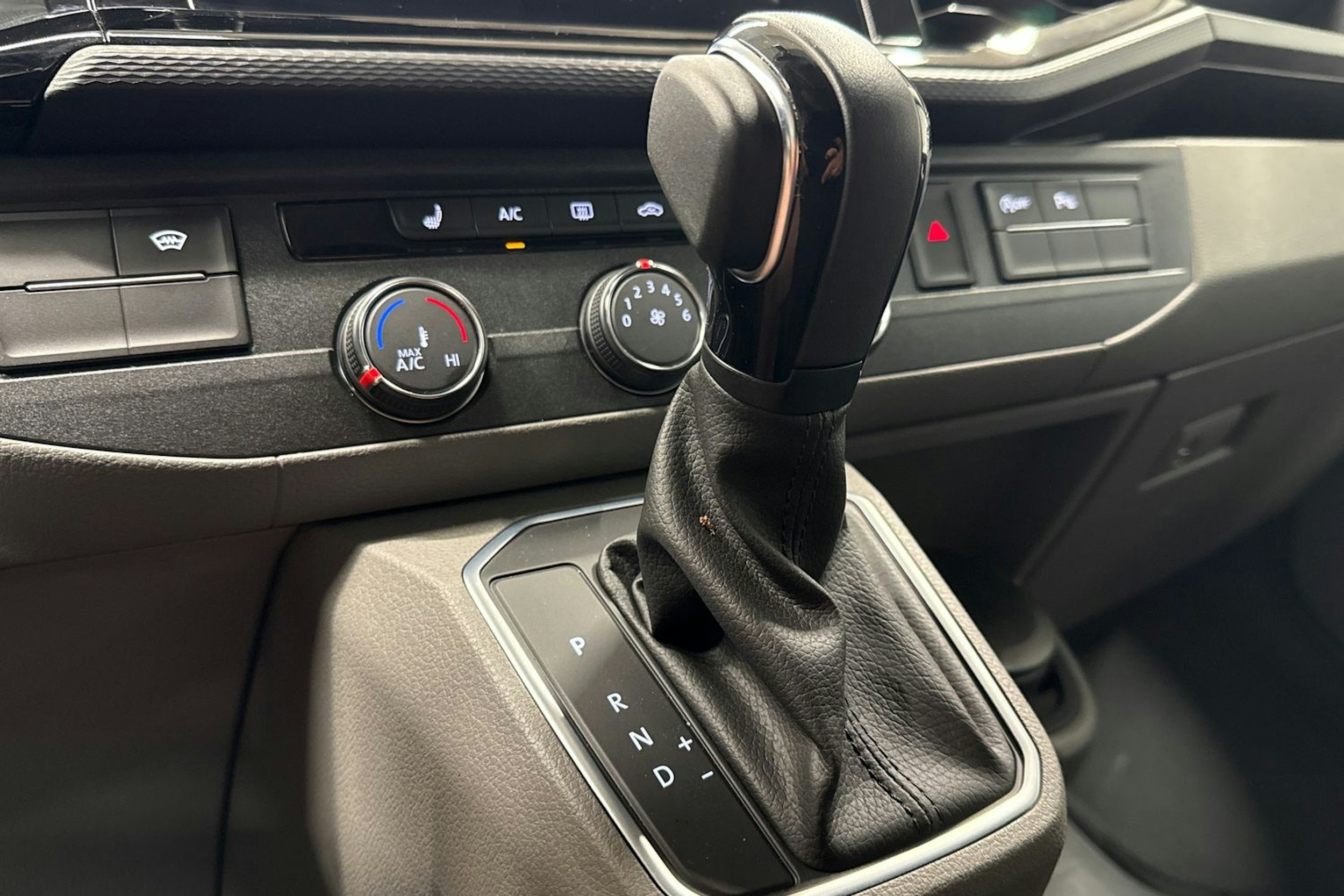 sininen Volkswagen Transporter 2024 kuva 26.