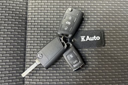 sininen Volkswagen Transporter 2024 kuva 28.