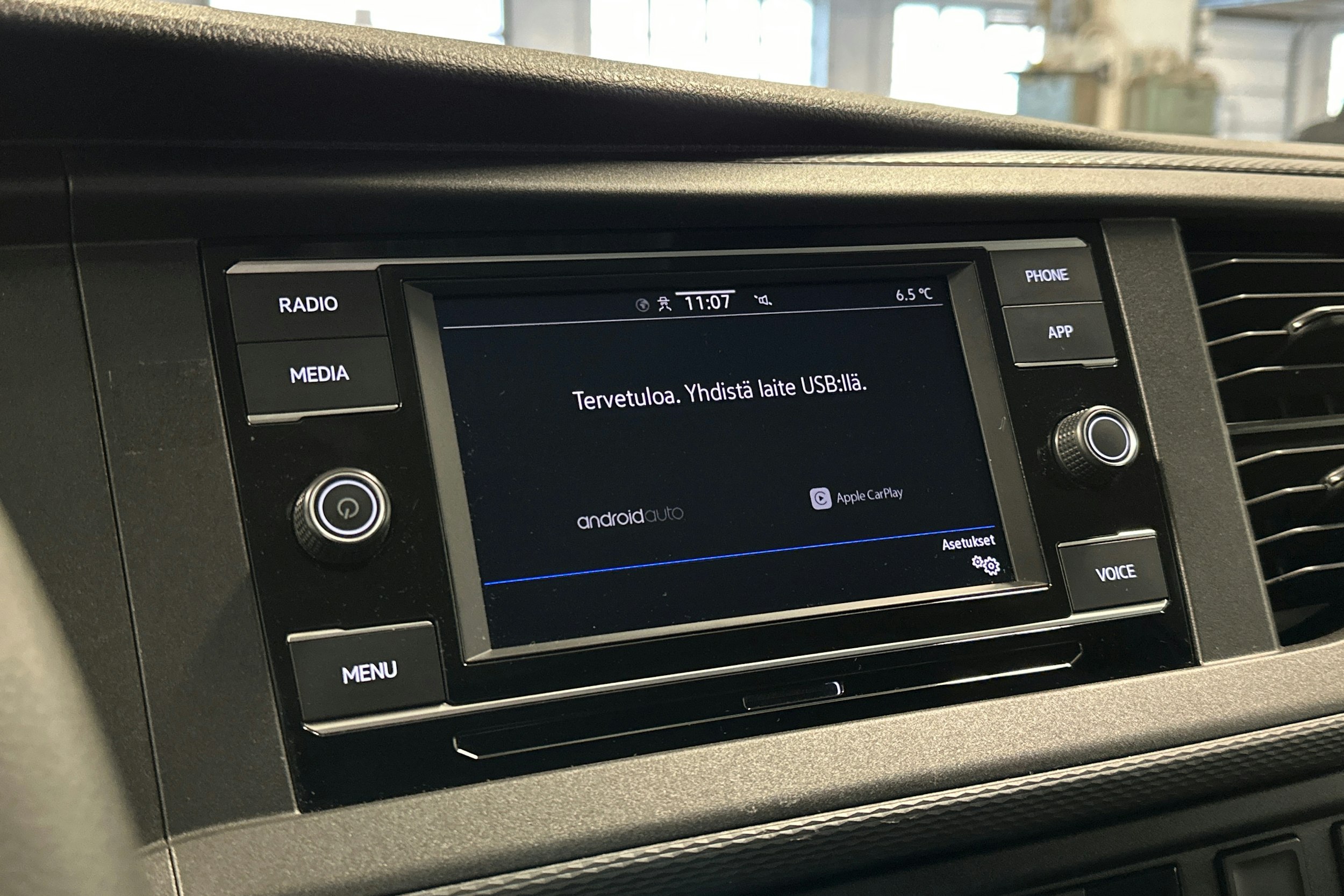 valkoinen Volkswagen Transporter 2024 kuva 15.