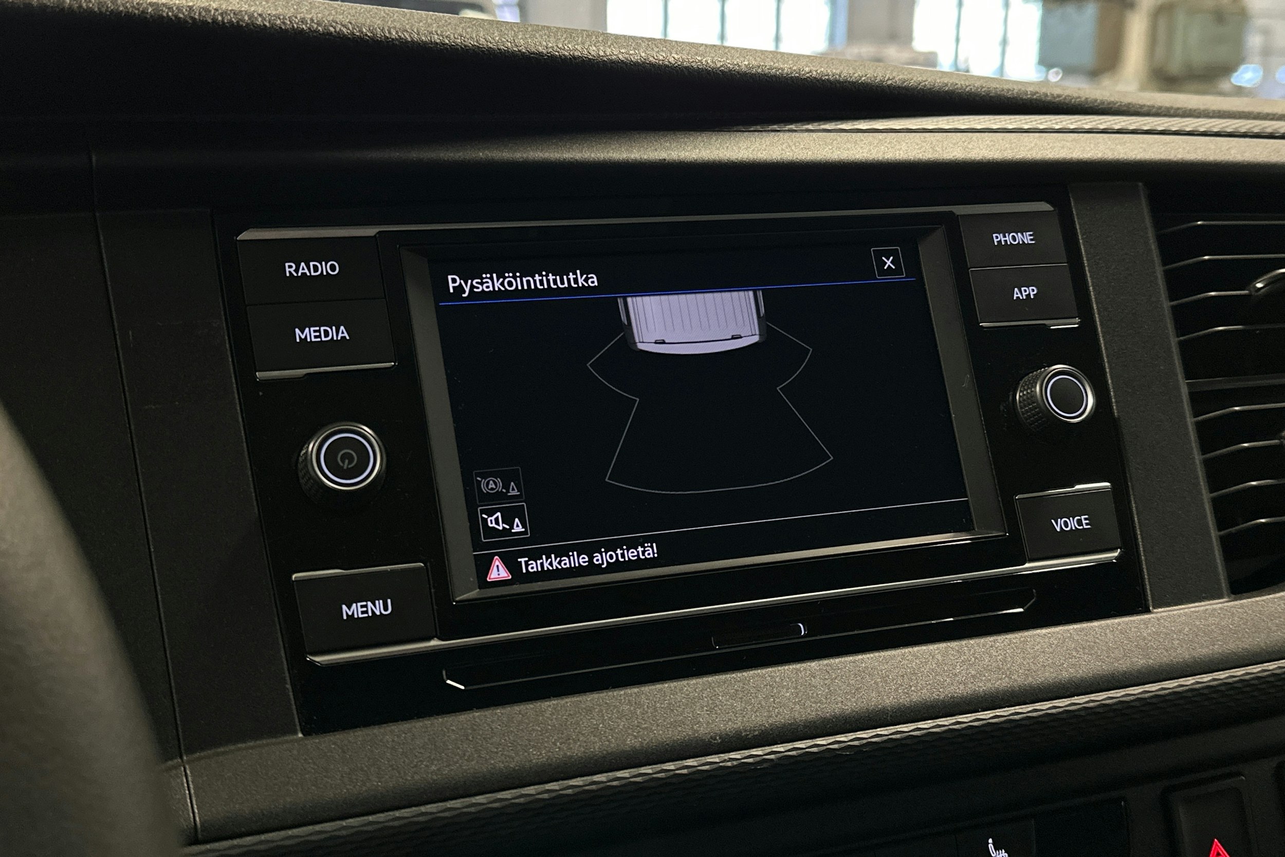 valkoinen Volkswagen Transporter 2024 kuva 16.