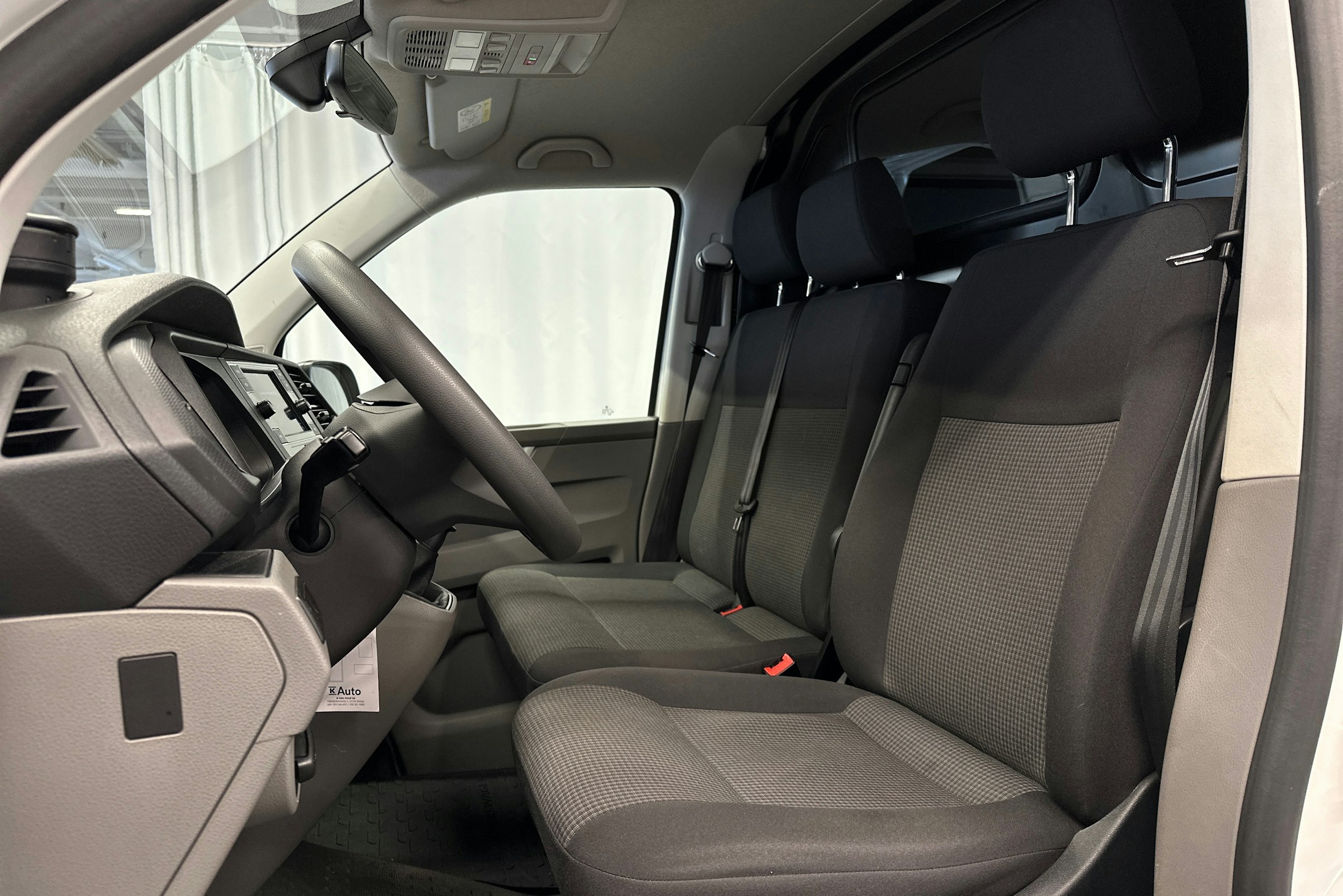 valkoinen Volkswagen Transporter 2024 kuva 18.