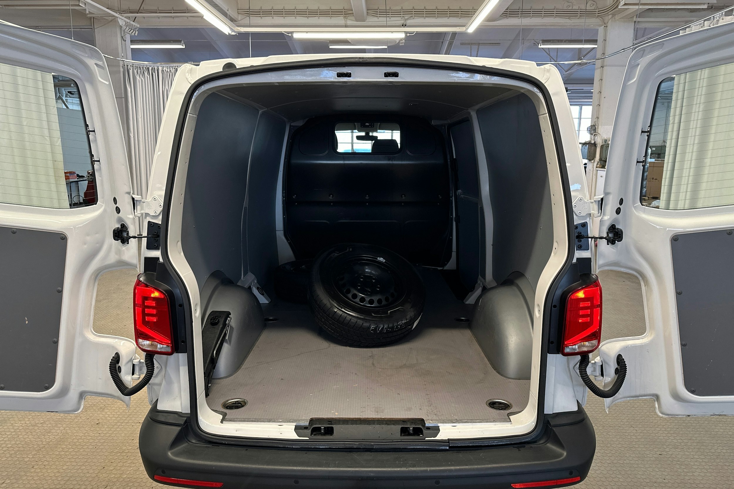 valkoinen Volkswagen Transporter 2024 kuva 19.