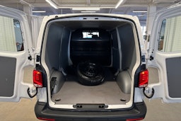 valkoinen Volkswagen Transporter 2024 kuva 19.