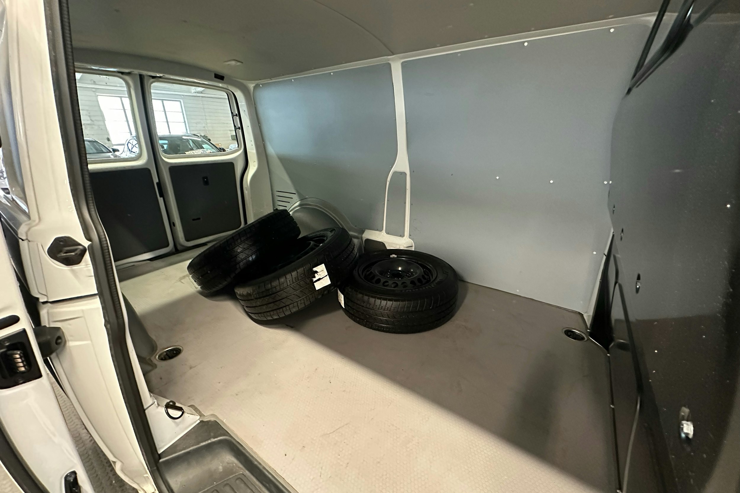 valkoinen Volkswagen Transporter 2024 kuva 20.