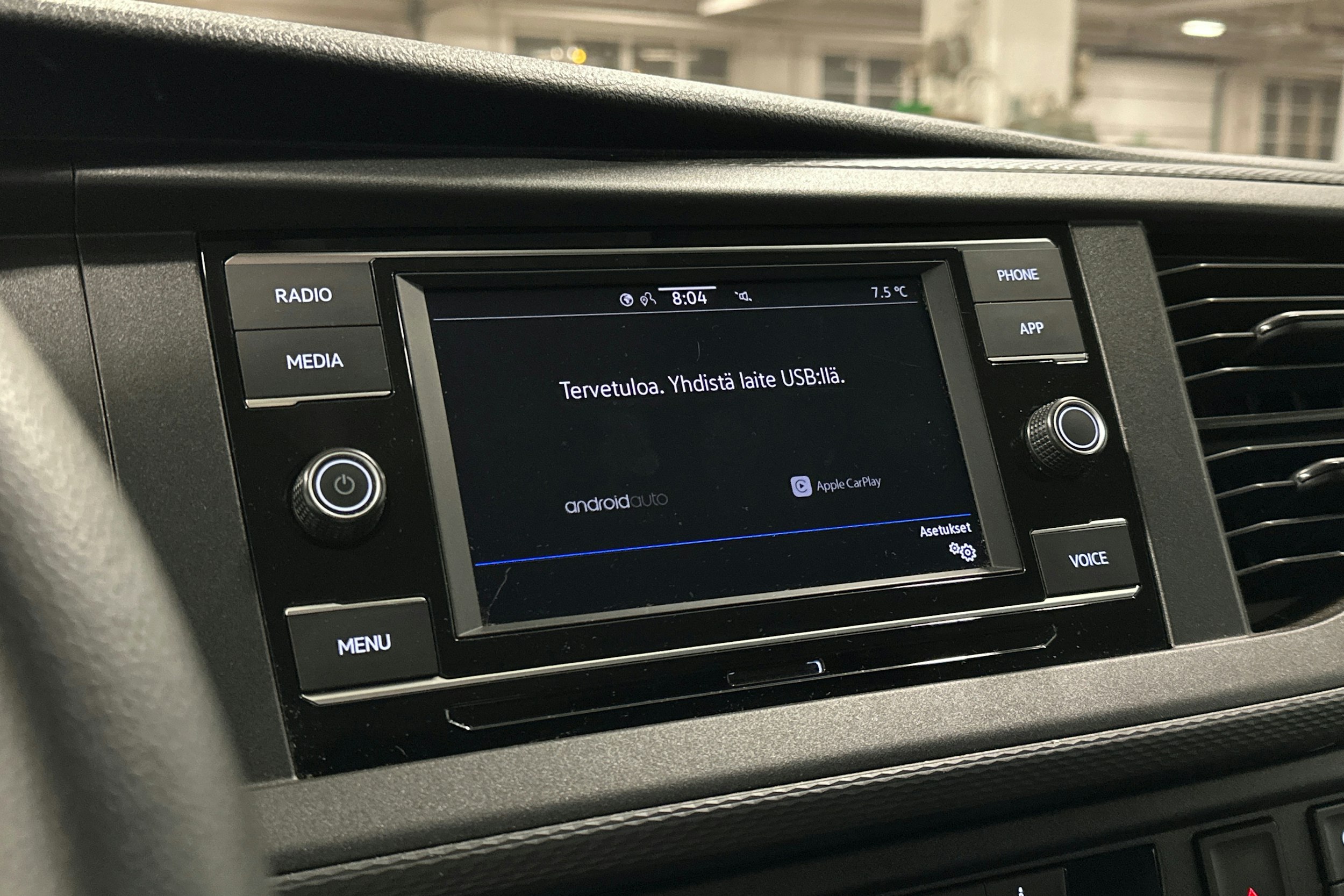 valkoinen Volkswagen Transporter 2024 kuva 15.