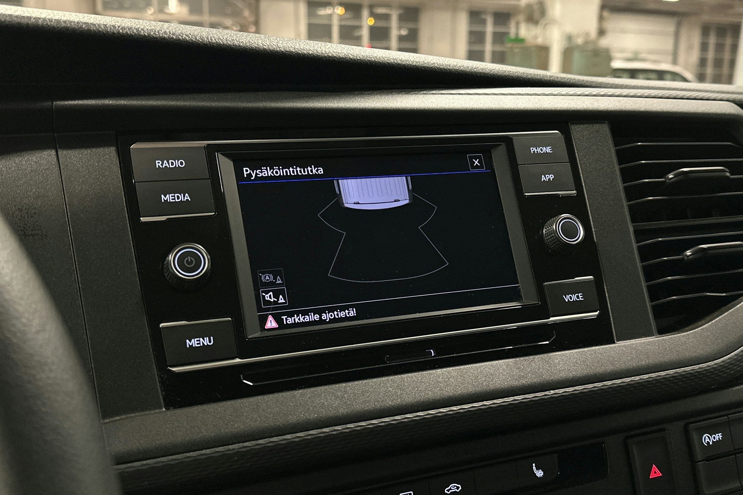 valkoinen Volkswagen Transporter 2024 kuva 16.