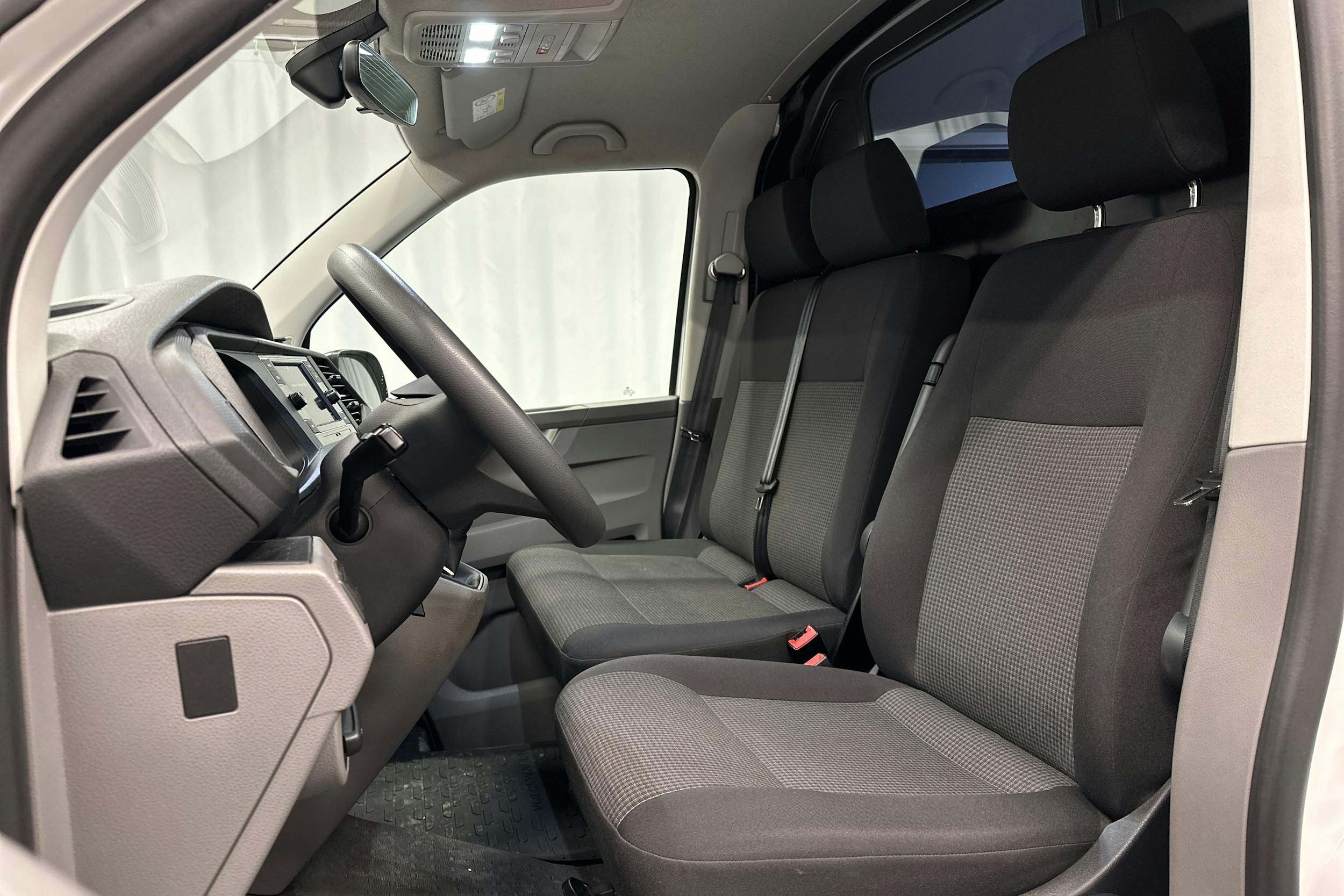 valkoinen Volkswagen Transporter 2024 kuva 19.