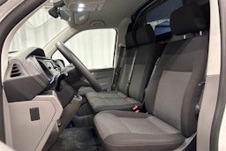 valkoinen Volkswagen Transporter 2024 kuva 19.