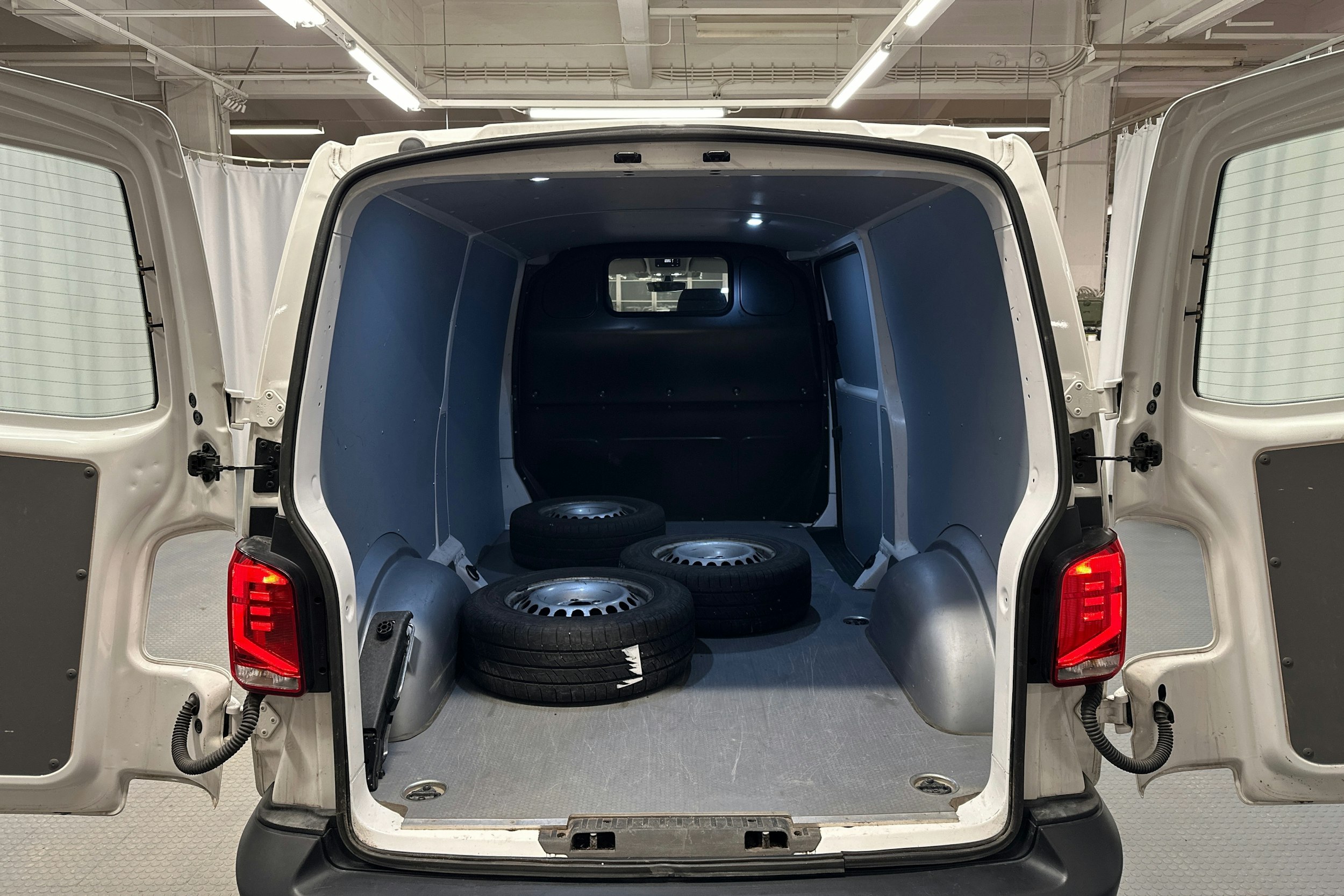 valkoinen Volkswagen Transporter 2024 kuva 20.