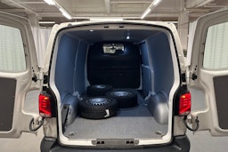 valkoinen Volkswagen Transporter 2024 kuva 20.