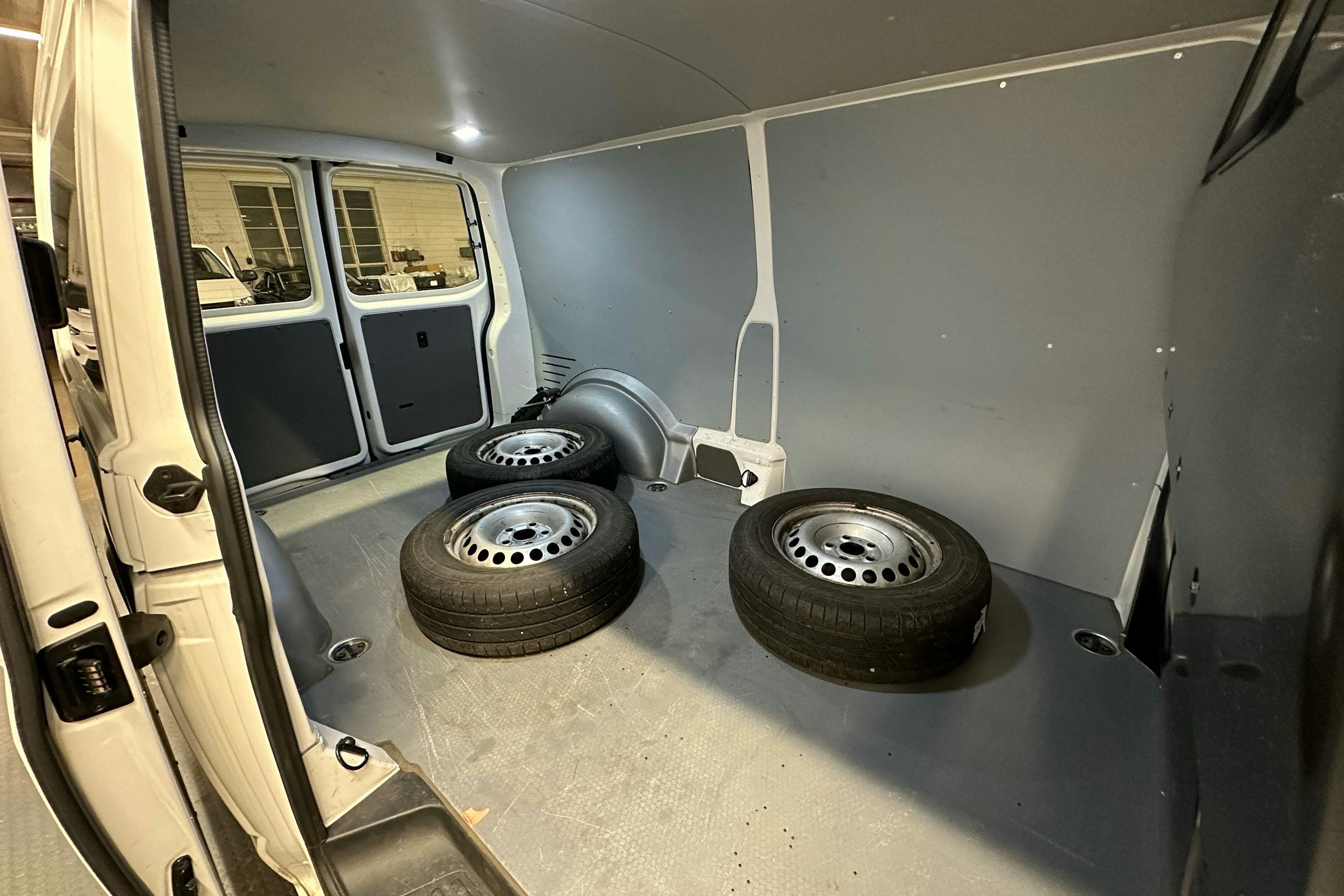 valkoinen Volkswagen Transporter 2024 kuva 21.