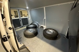 valkoinen Volkswagen Transporter 2024 kuva 21.