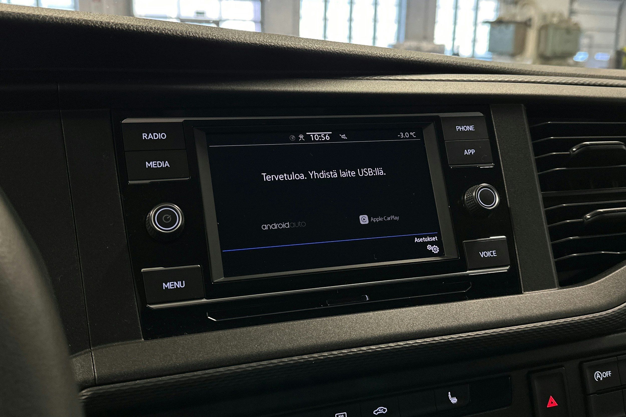 valkoinen Volkswagen Transporter 2024 kuva 14.