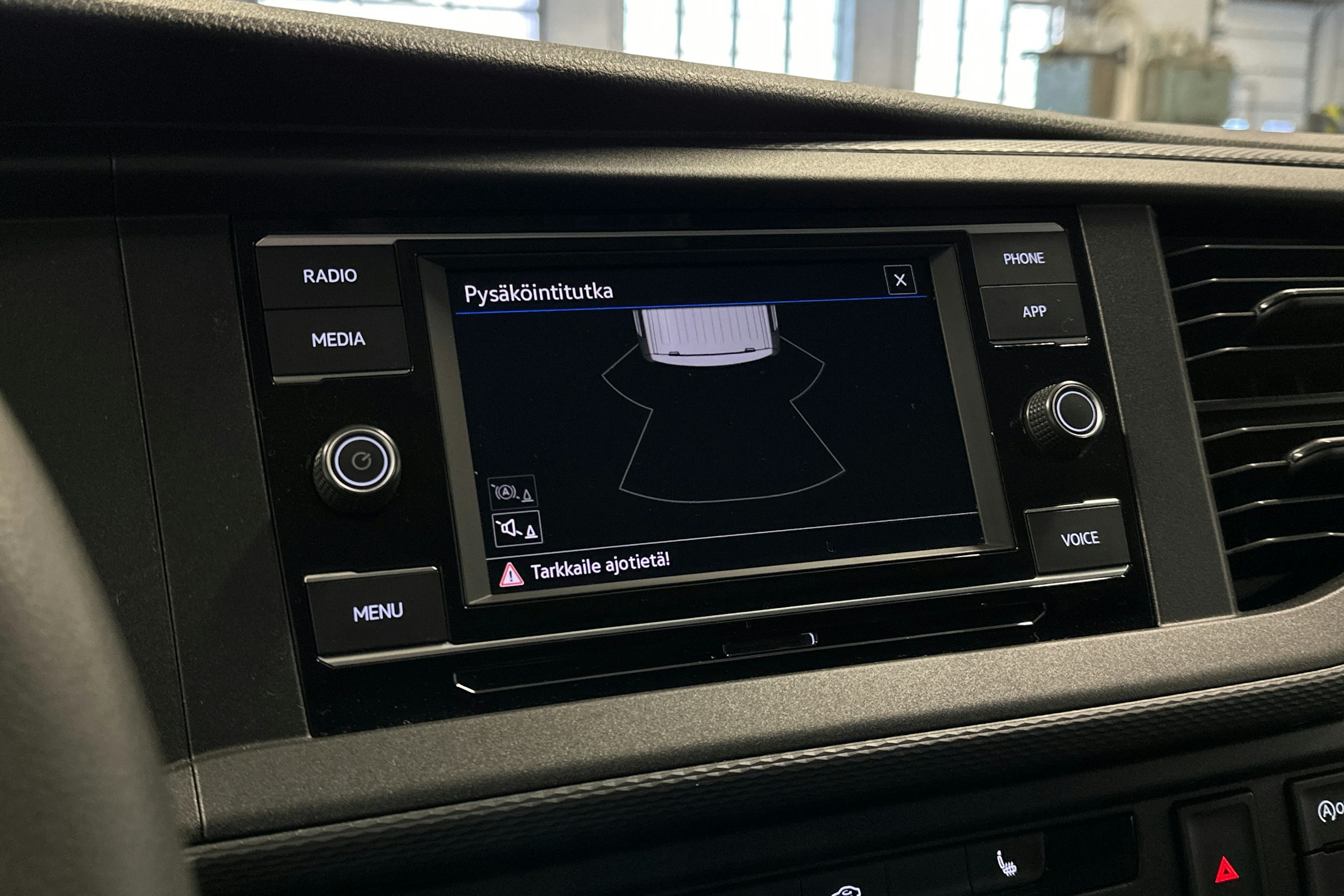 valkoinen Volkswagen Transporter 2024 kuva 15.