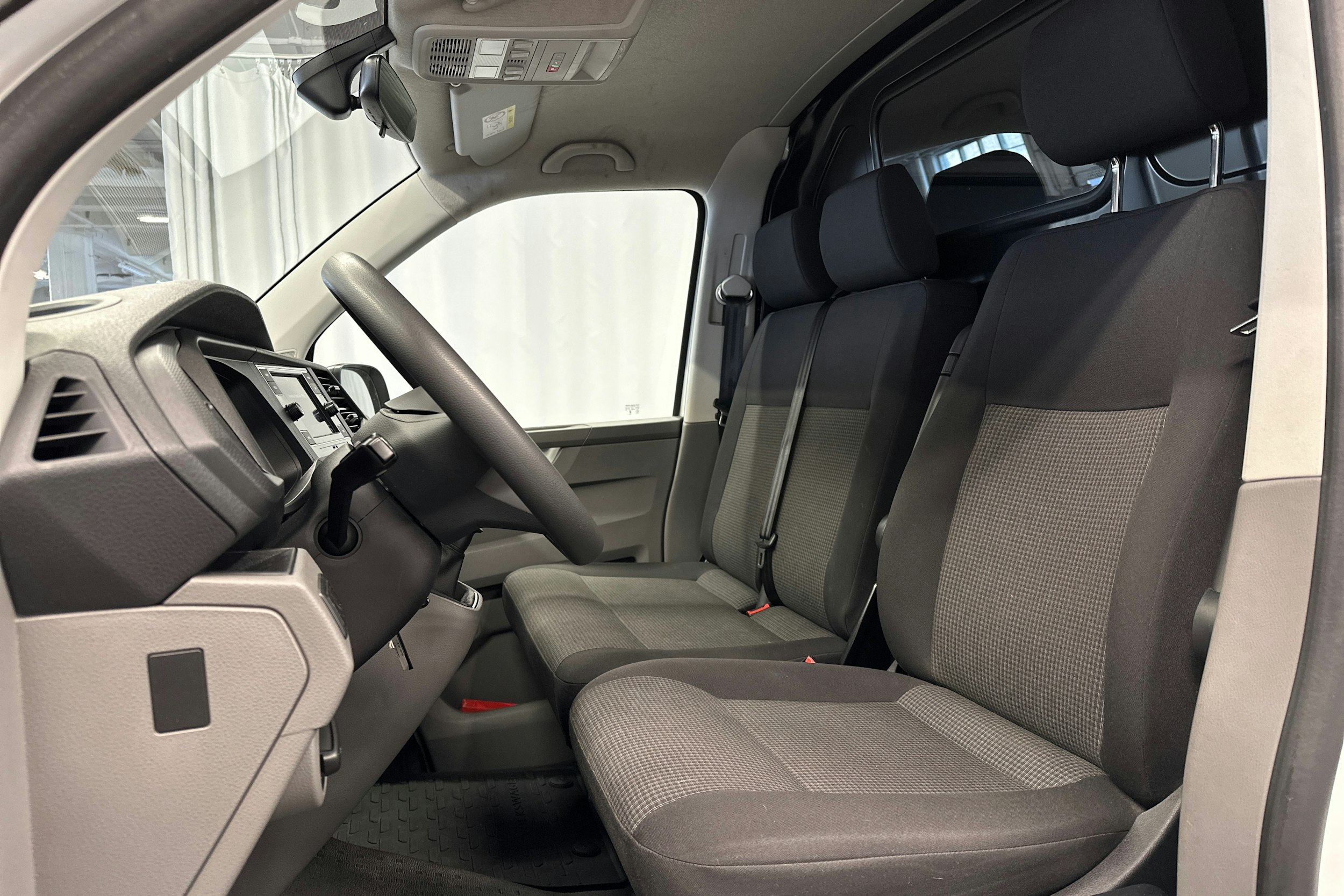 valkoinen Volkswagen Transporter 2024 kuva 17.
