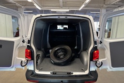 valkoinen Volkswagen Transporter 2024 kuva 18.