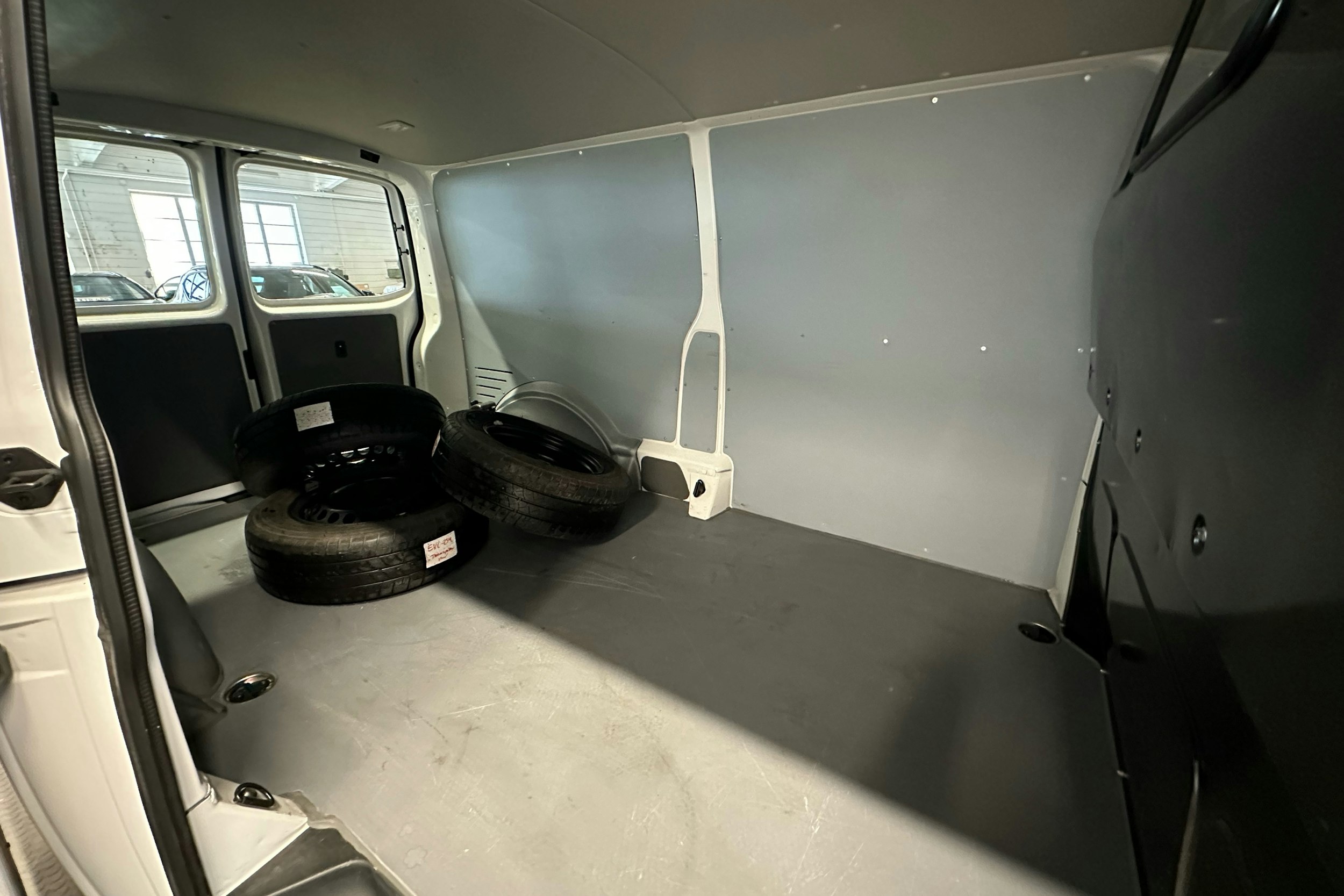 valkoinen Volkswagen Transporter 2024 kuva 19.