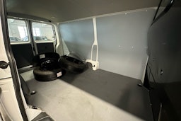 valkoinen Volkswagen Transporter 2024 kuva 19.