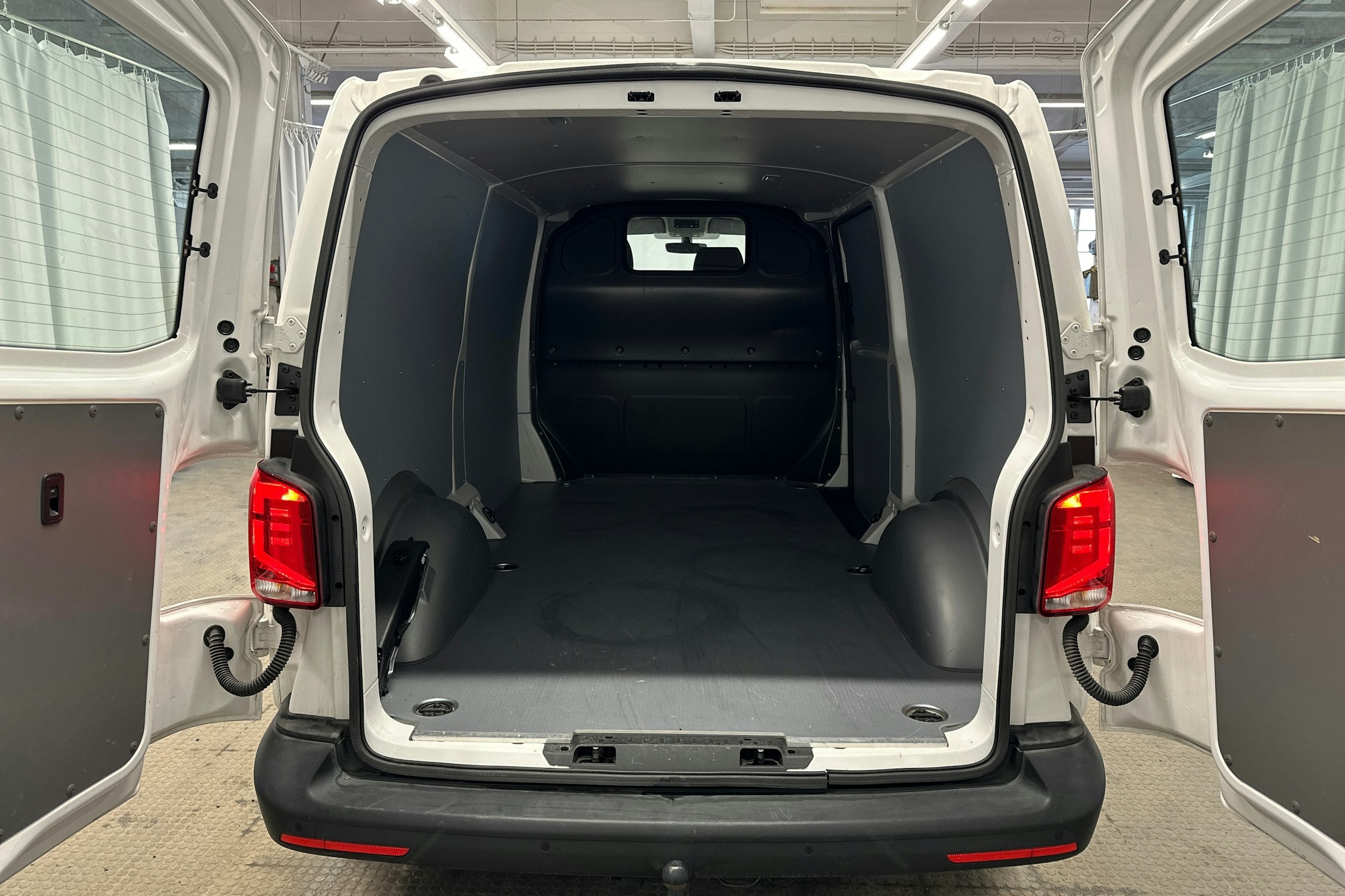 valkoinen Volkswagen Transporter 2024 kuva 15.