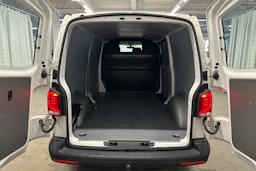 valkoinen Volkswagen Transporter 2024 kuva 15.
