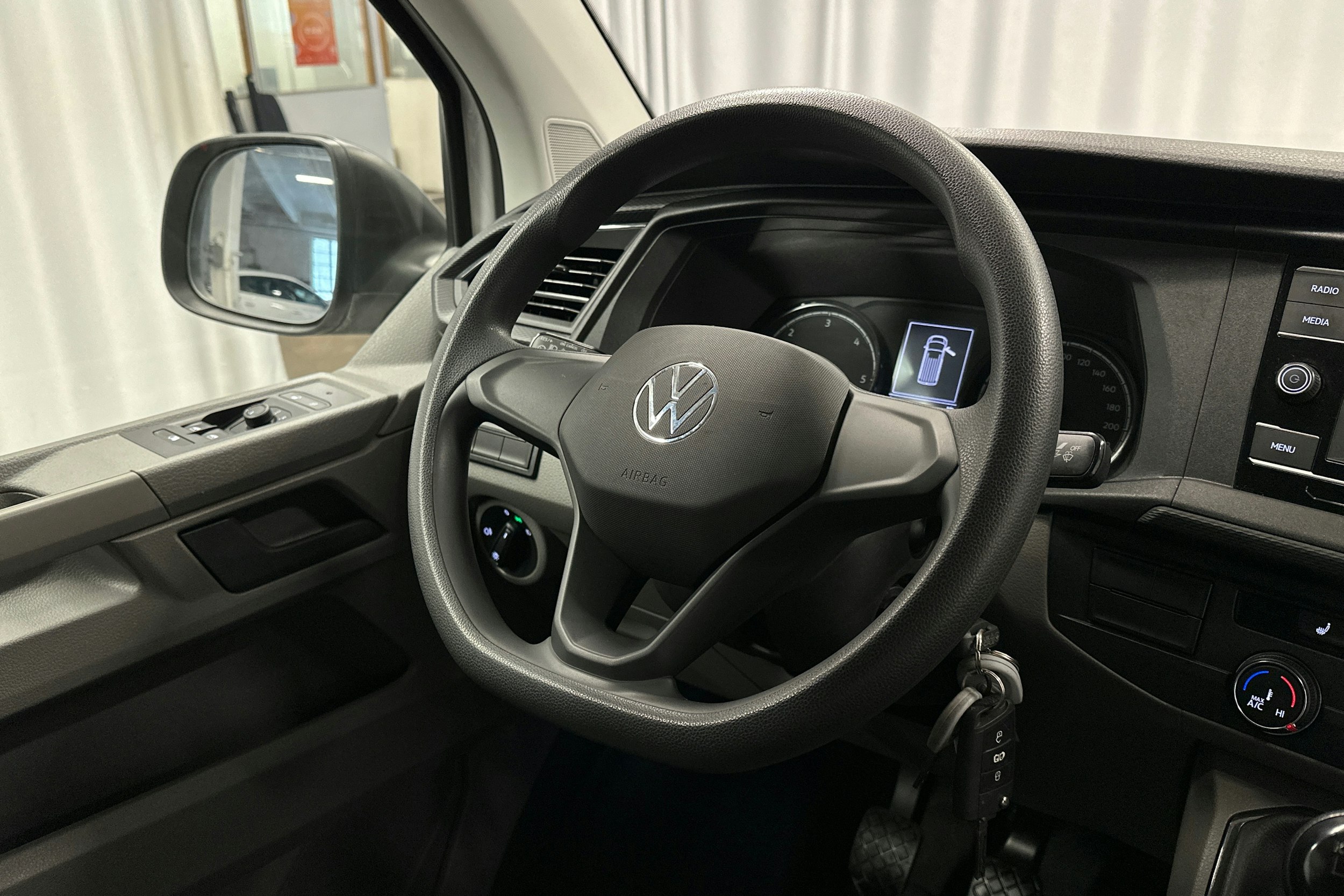 valkoinen Volkswagen Transporter 2024 kuva 18.