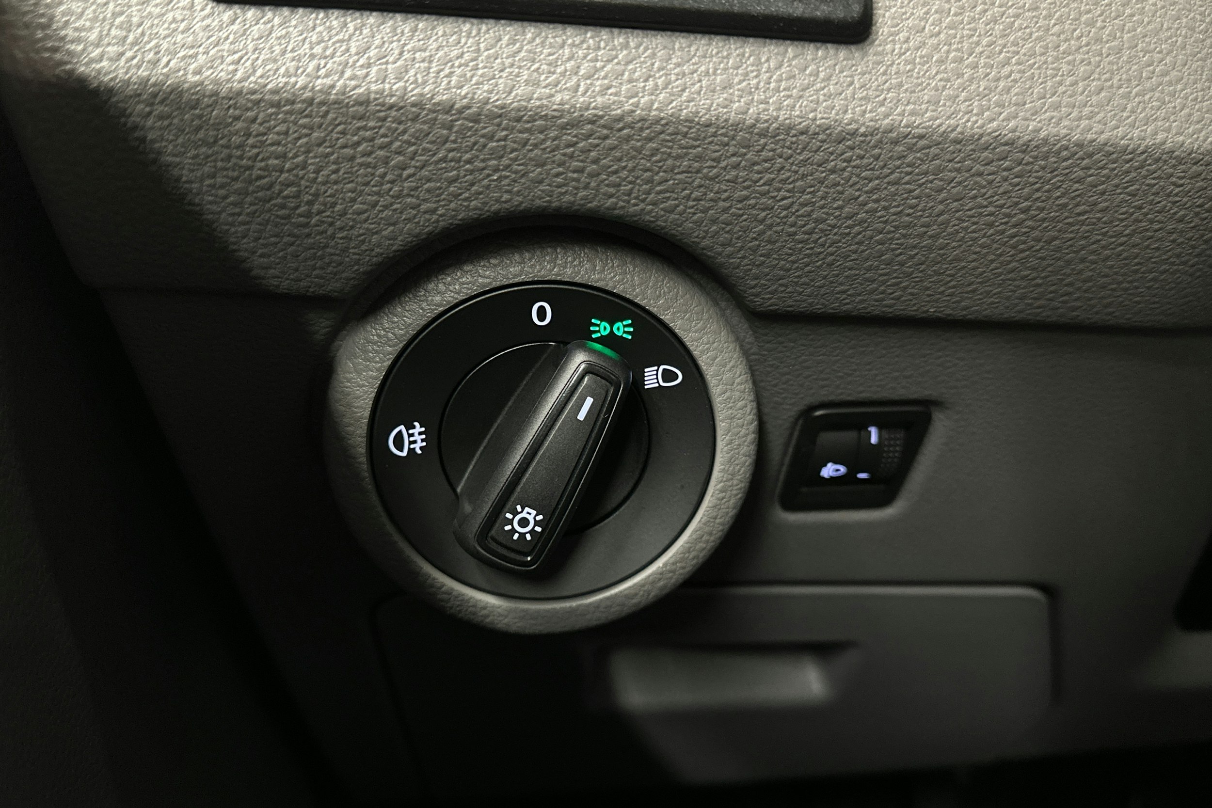 valkoinen Volkswagen Transporter 2024 kuva 19.