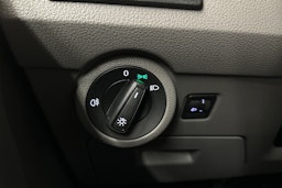 valkoinen Volkswagen Transporter 2024 kuva 19.