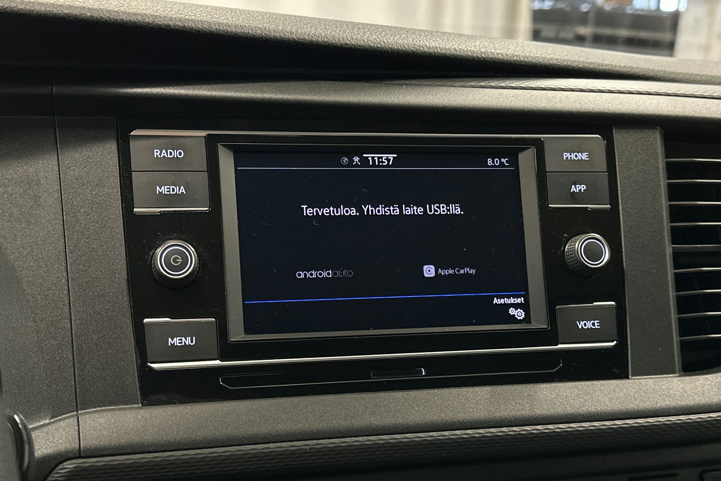 valkoinen Volkswagen Transporter 2024 kuva 22.