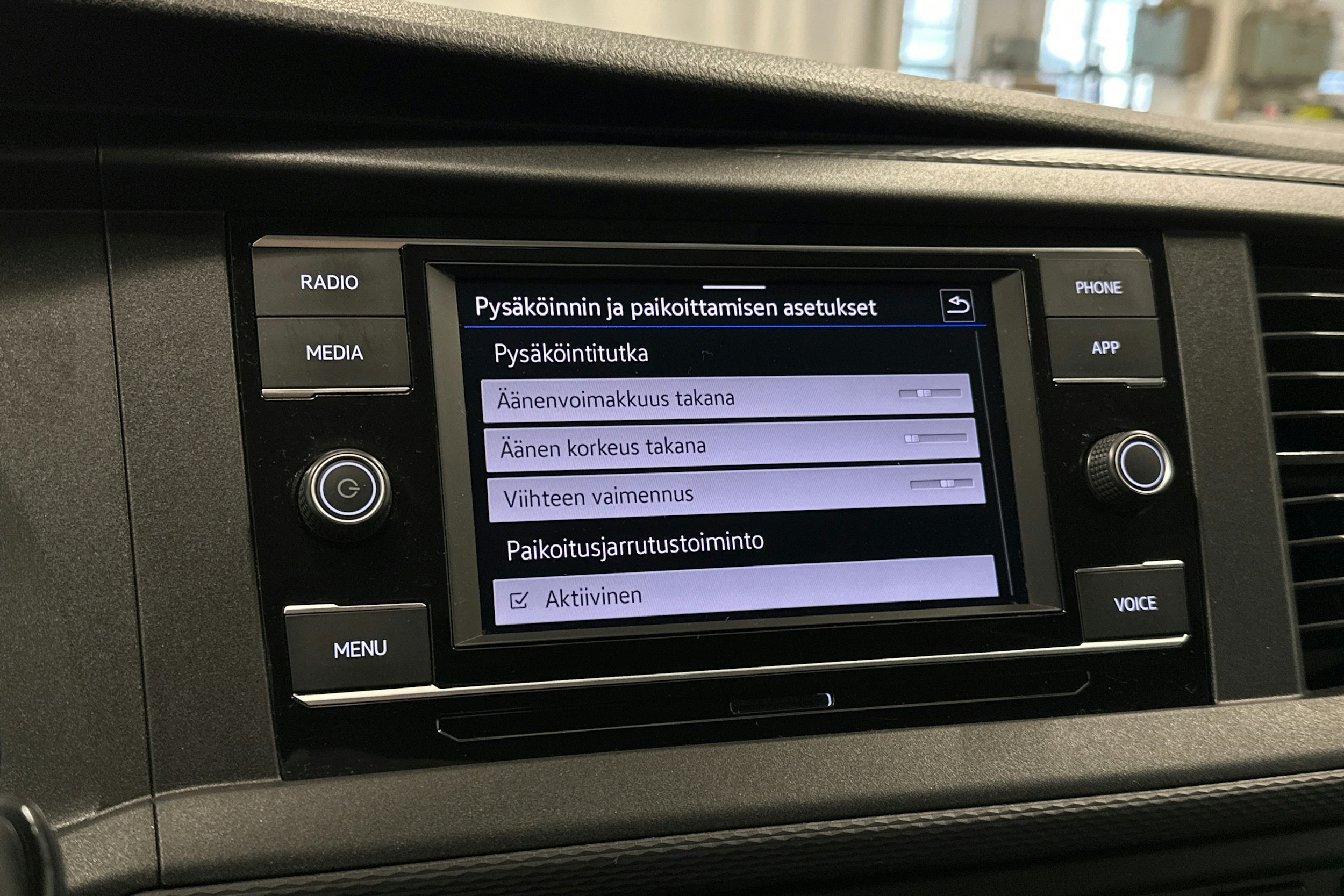 valkoinen Volkswagen Transporter 2024 kuva 23.