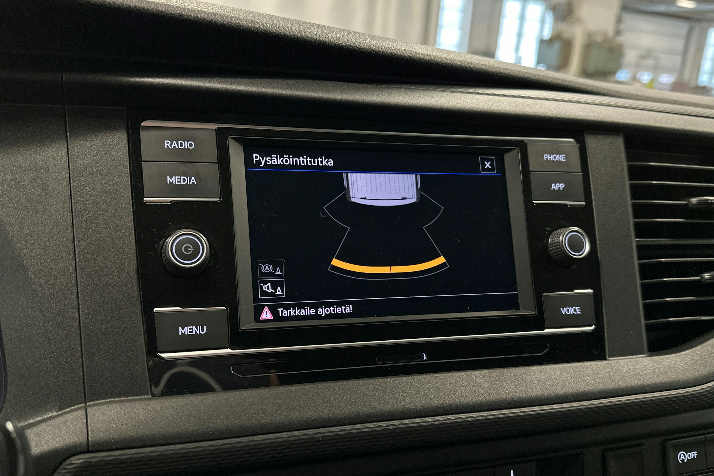 valkoinen Volkswagen Transporter 2024 kuva 24.