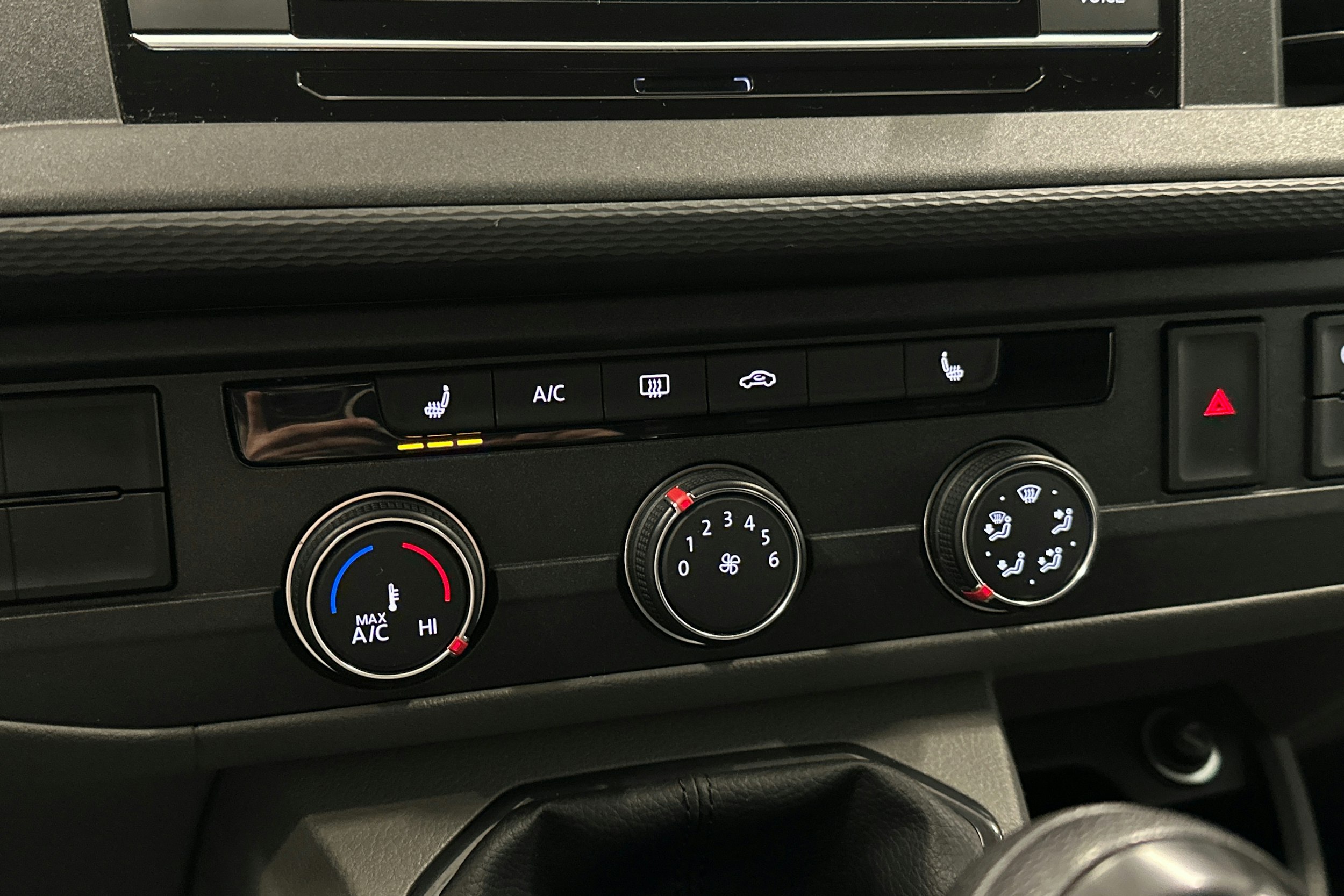 valkoinen Volkswagen Transporter 2024 kuva 25.