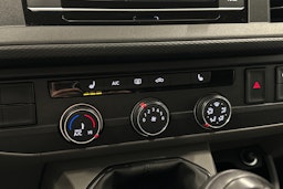 valkoinen Volkswagen Transporter 2024 kuva 25.