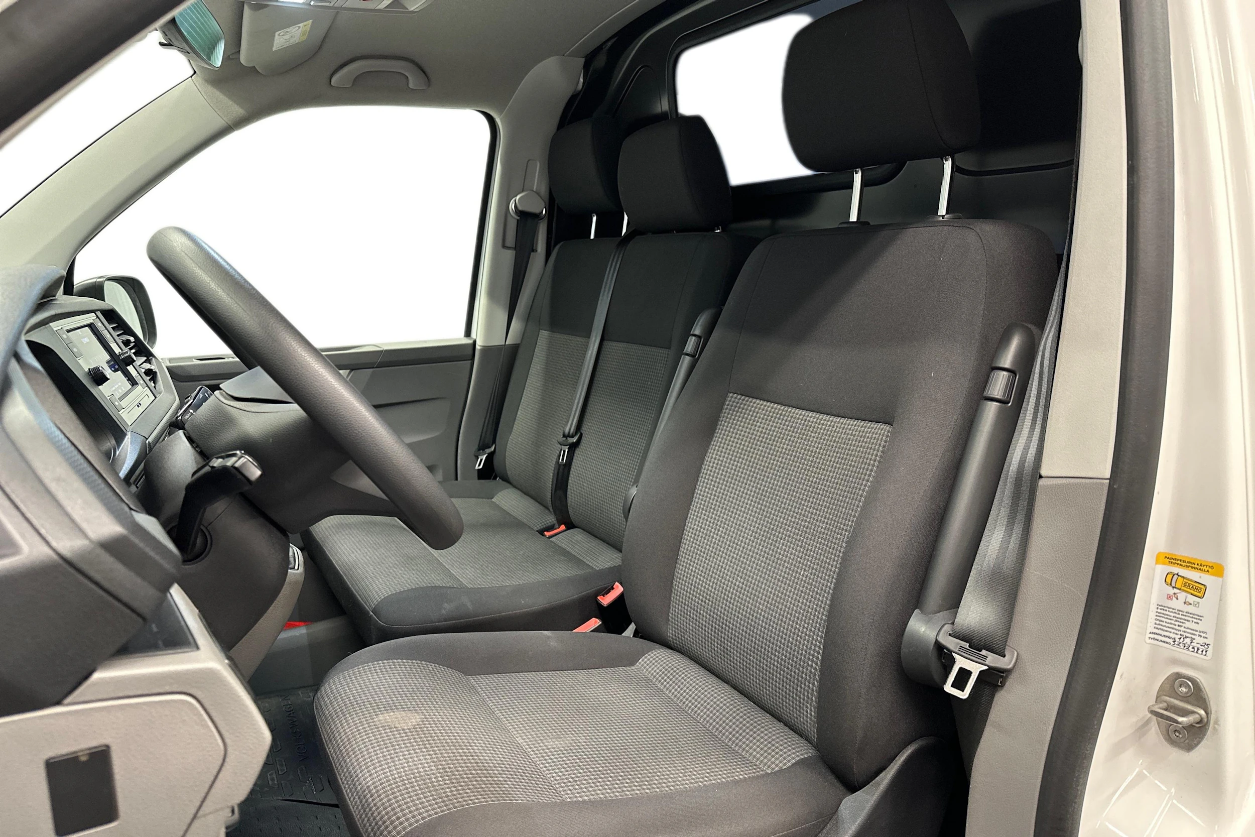 valkoinen Volkswagen Transporter 2024 kuva 8.