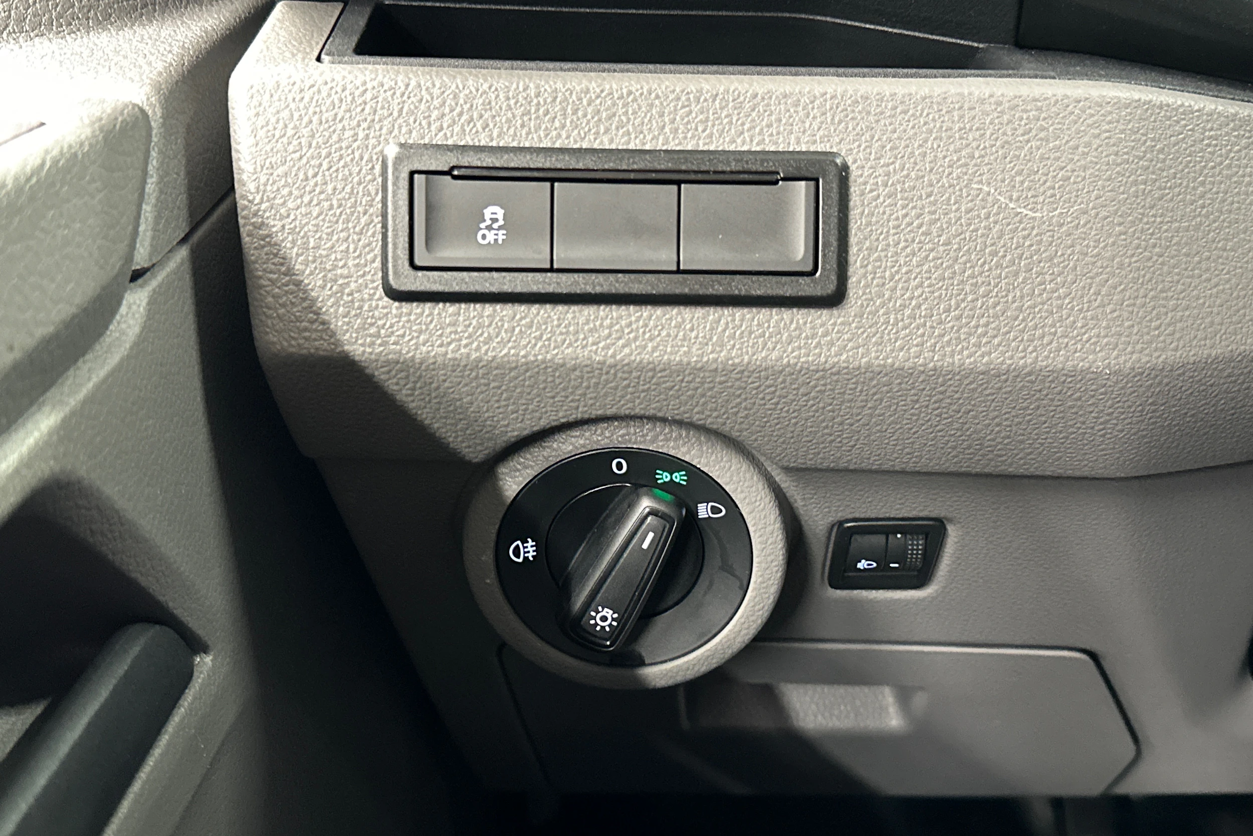 valkoinen Volkswagen Transporter 2024 kuva 13.