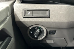 valkoinen Volkswagen Transporter 2024 kuva 13.