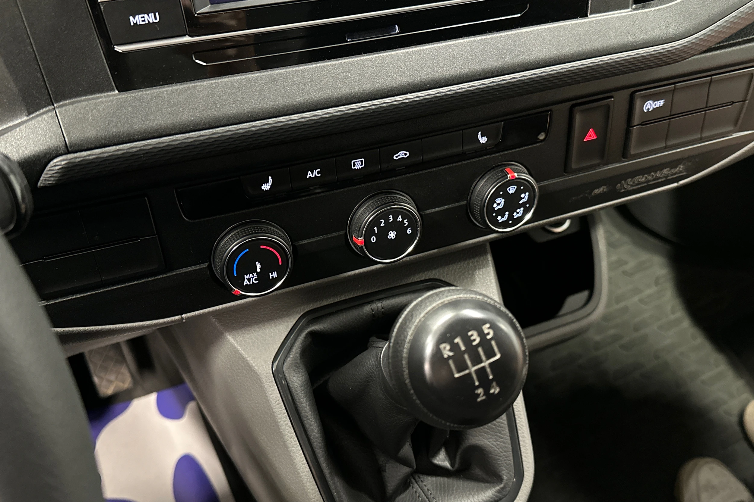 valkoinen Volkswagen Transporter 2024 kuva 22.