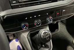 valkoinen Volkswagen Transporter 2024 kuva 22.