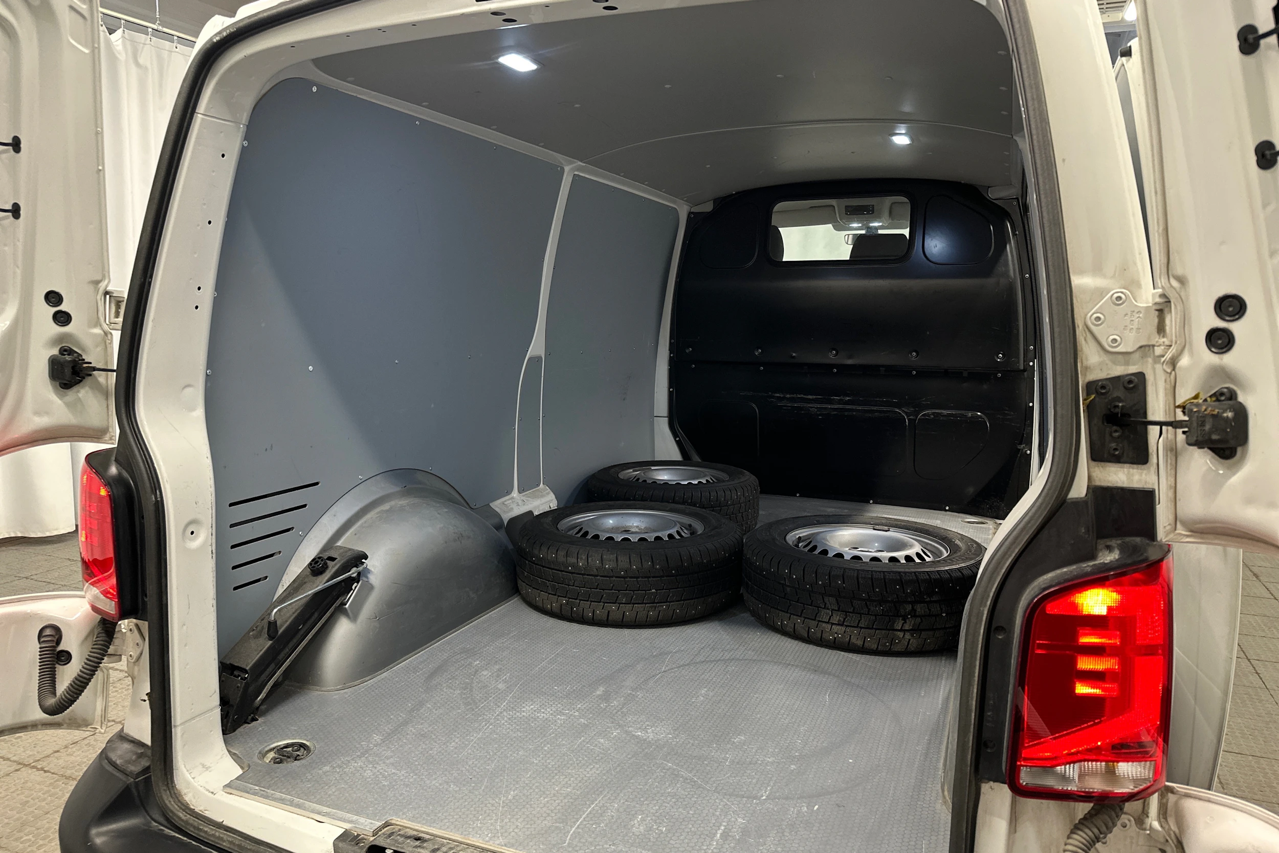 valkoinen Volkswagen Transporter 2024 kuva 23.