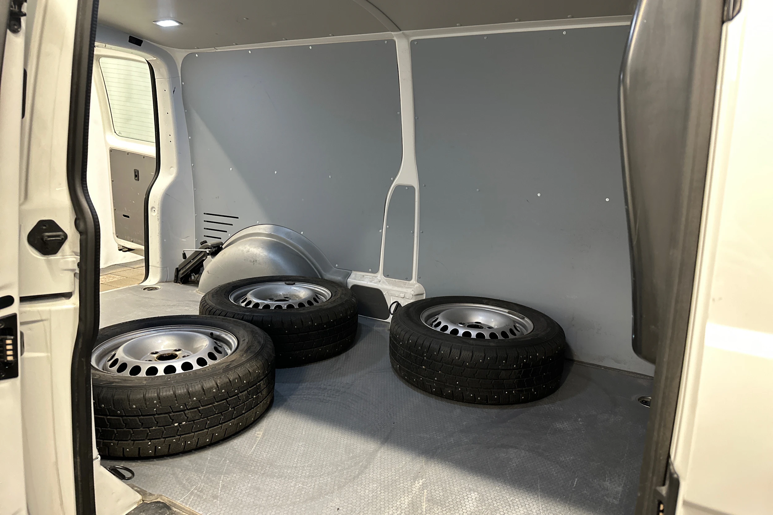 valkoinen Volkswagen Transporter 2024 kuva 24.