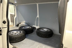 valkoinen Volkswagen Transporter 2024 kuva 24.