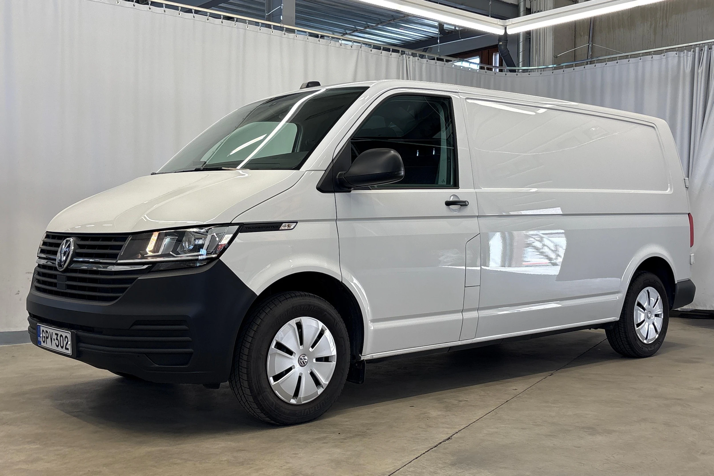 valkoinen Volkswagen Transporter 2024 kuva 6.
