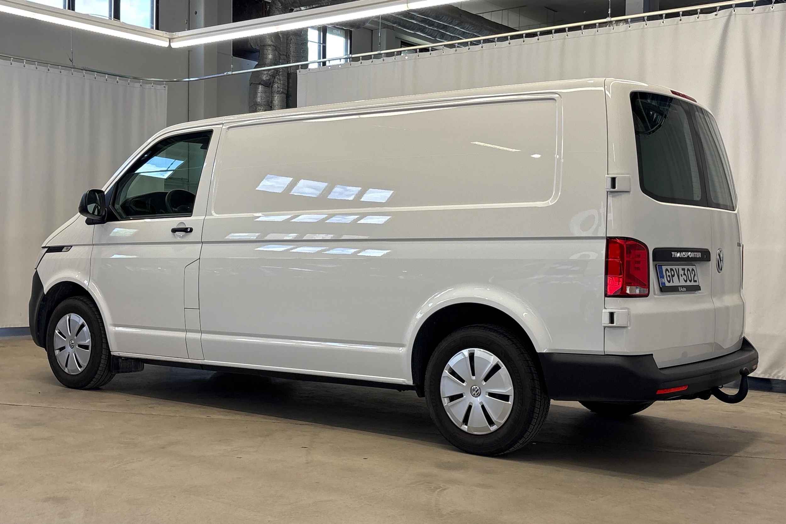 valkoinen Volkswagen Transporter 2024 kuva 7.
