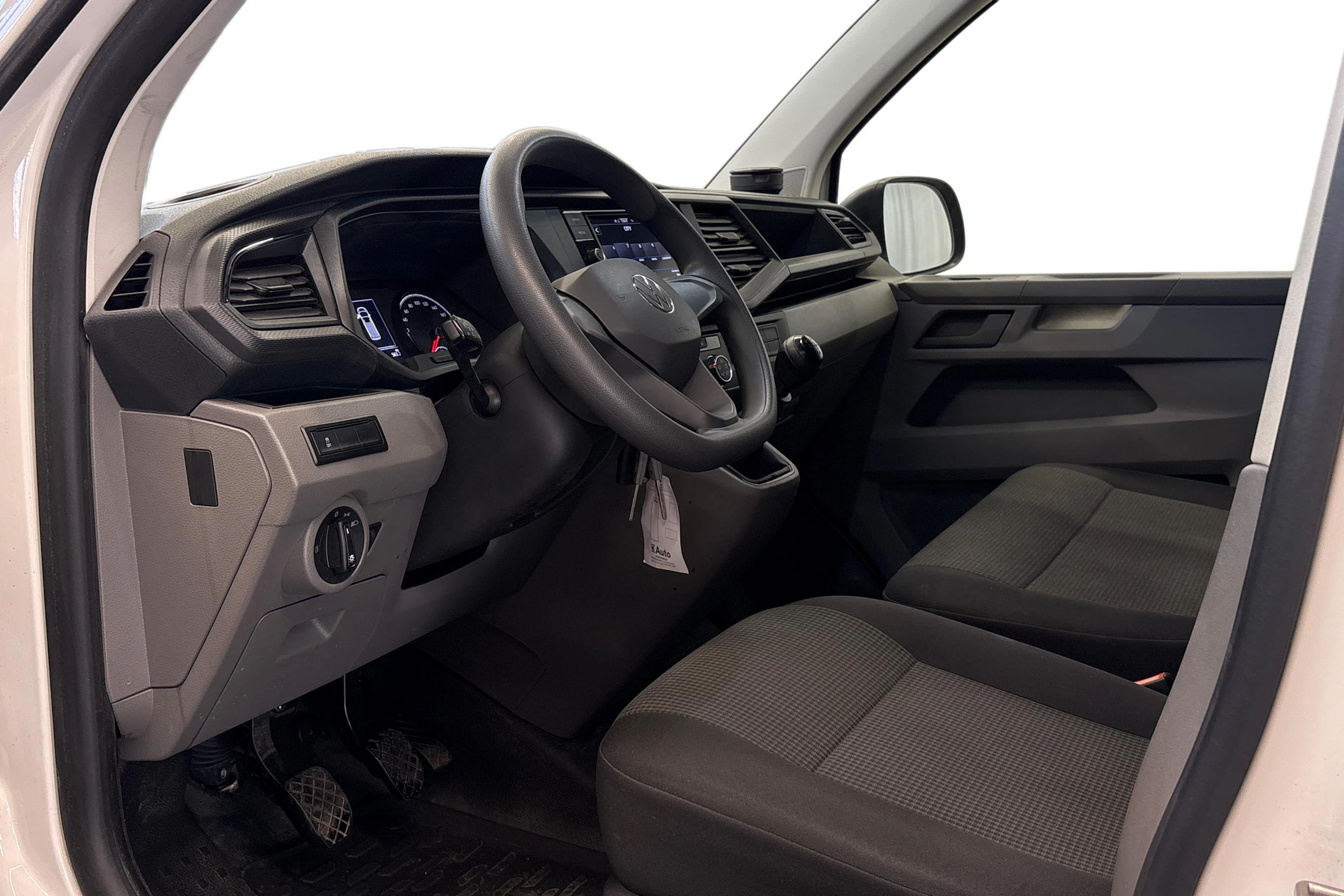 valkoinen Volkswagen Transporter 2024 kuva 8.