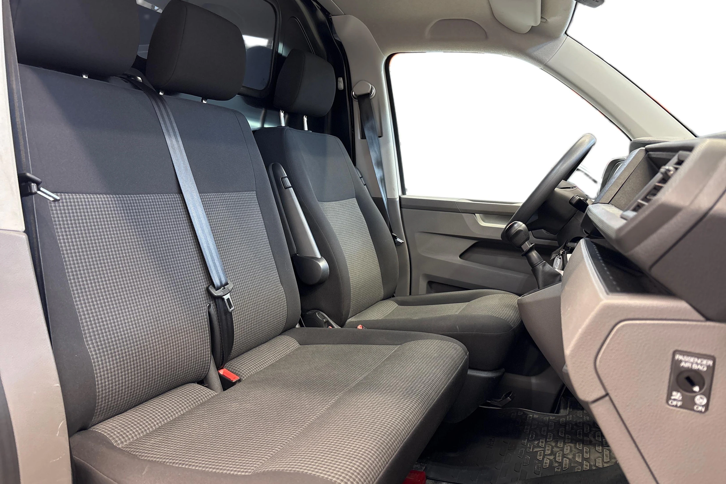 valkoinen Volkswagen Transporter 2024 kuva 9.
