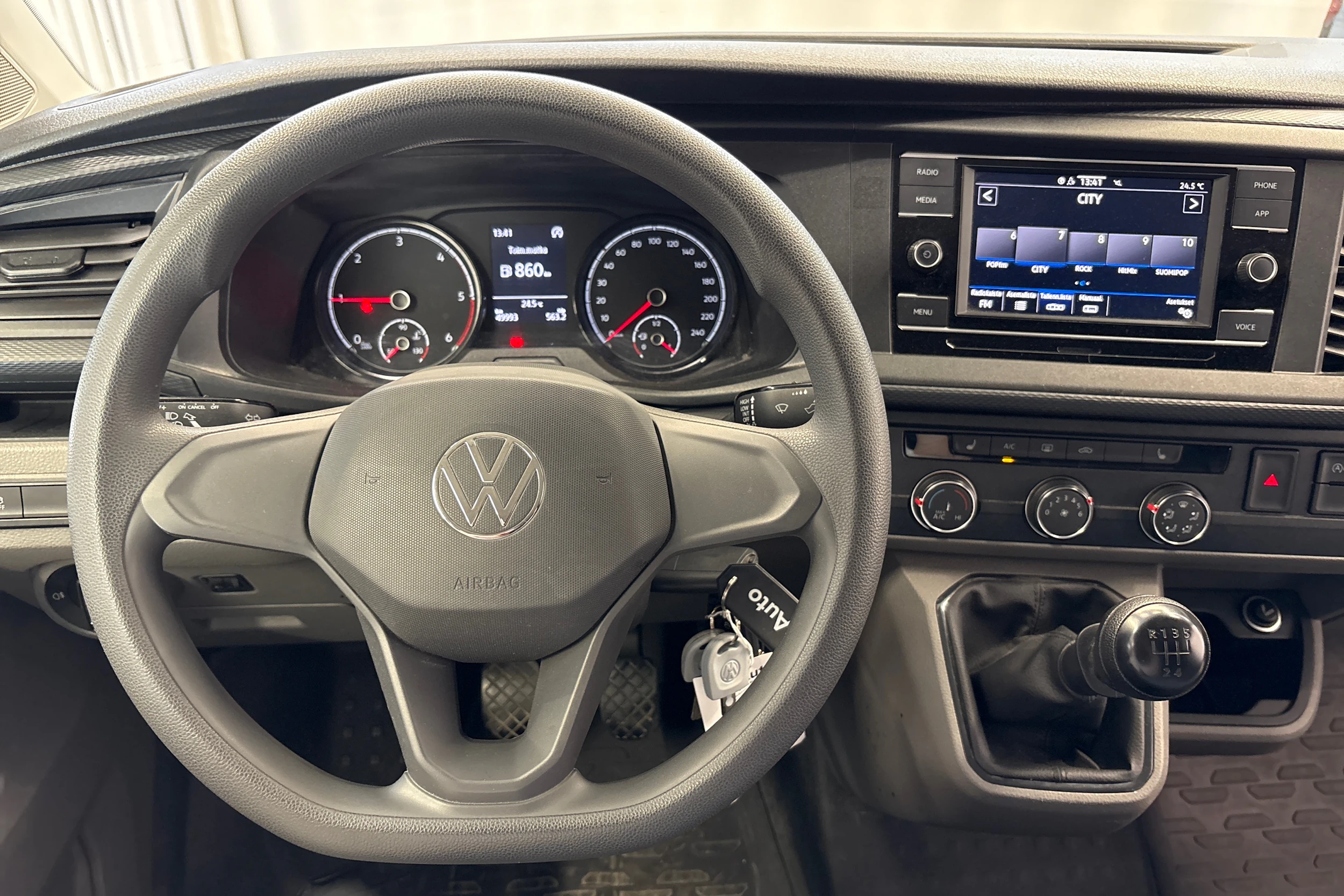 valkoinen Volkswagen Transporter 2024 kuva 10.